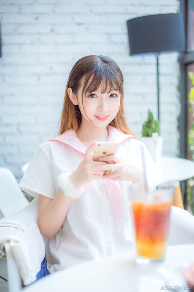 无论你怎么与他人控制距离，你依然会失去控制，因为这个世界上总有人能让你乖乖交心和伤心——韩寒《告白和告别》